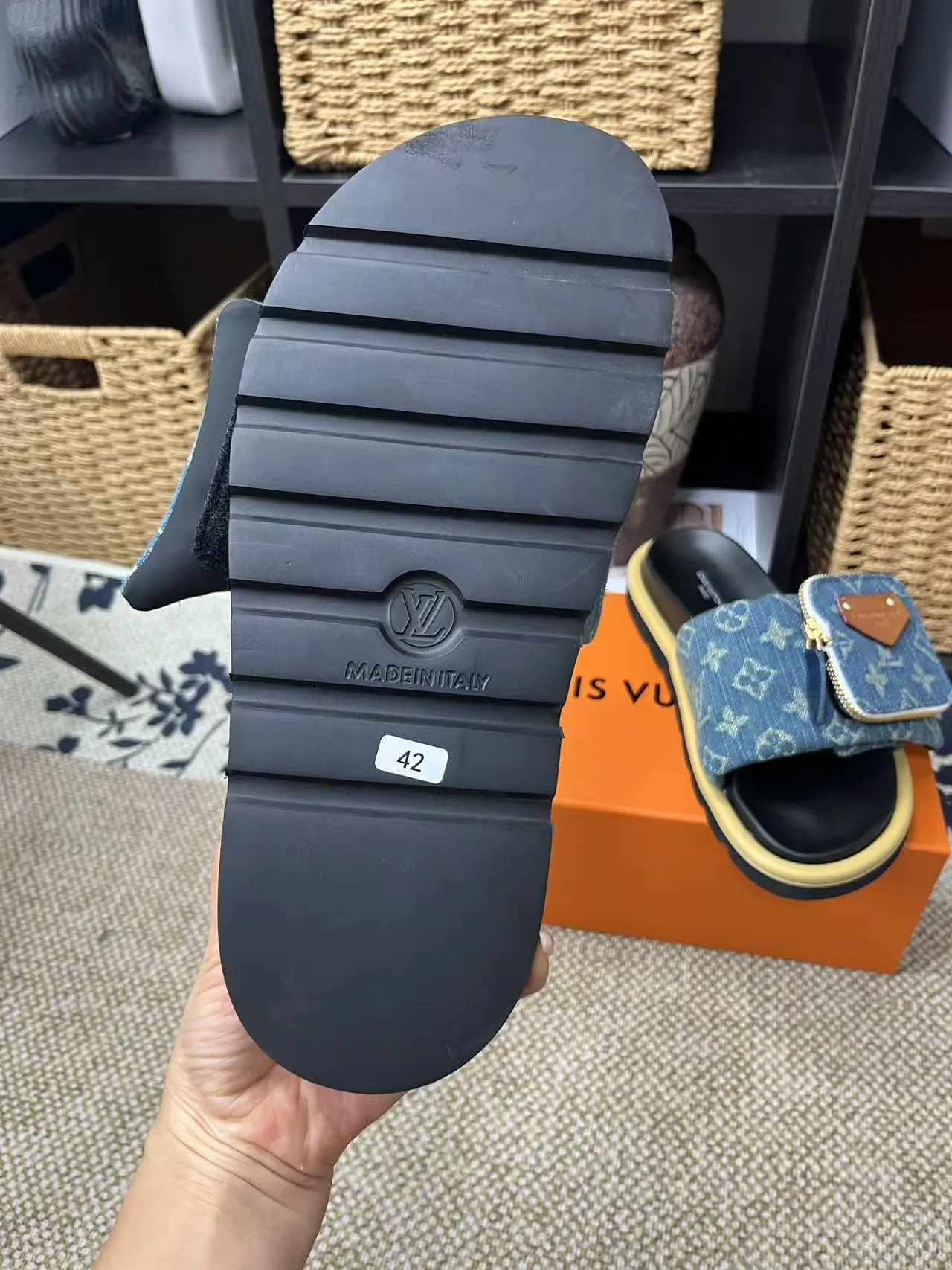 P380 yuan LV Louis Vuitton Full of high-end feel! A popular model among bloggers at home and abroad, it’s retro and fashionable, and looks stunning on your feet! Mainly recommended model on the official website★ ━━━━━ ЅᏇєєt ━━━━━ ▪️Upper: original calfskin ➕5D printing process ▪️Inner: imported mixed sheepskin ▪️Outsole: original molded foam outsole ▪️Size: Female 35-40 Men's 39-44 (women's 41 men's 45)